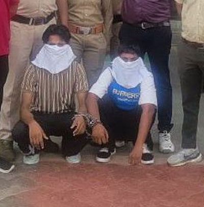 खरगोन 08. पुलिस के हत्थे चढ़े पंजाब के दो युवक।